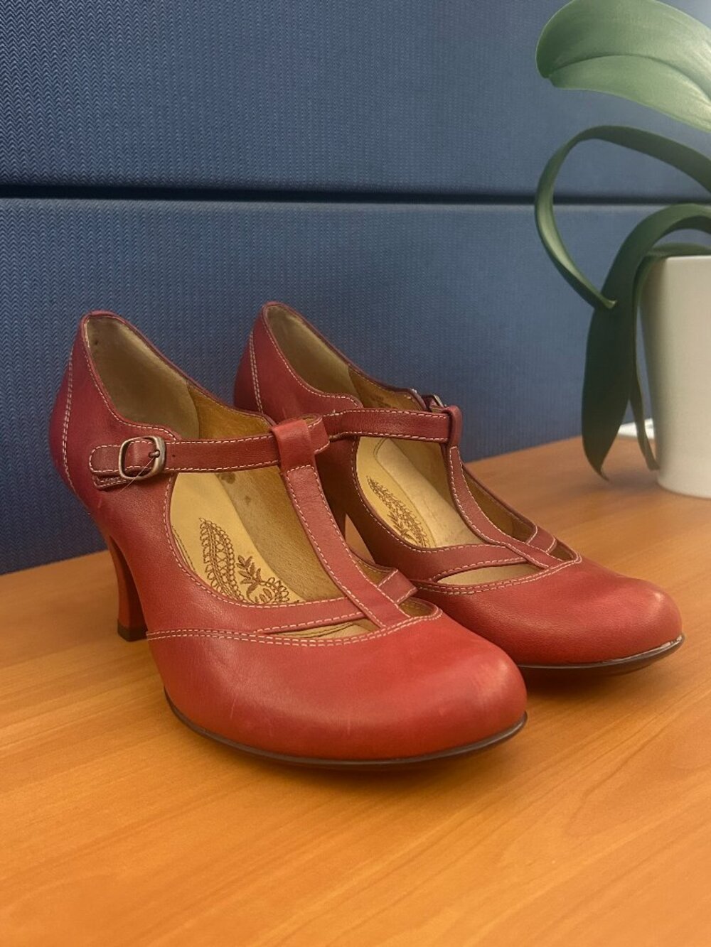 Sofft Women's Red Leather Mary Jane T-Strap Pumps Size 7.5